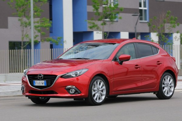 Mazda 3 е групирала системите си под името i-Activsense. Оборудването включва мониторинг на мъртвите зони и интелигентно спиране в града. Полезен детайл за идентифициране на присъствието на системата е контролното колело в централния тунел: чрез навигация към менюто "Безопасност" на дисплея в центъра на таблото можете да видите активните елементи. Освен това, при най-оборудваните модели, индикаторите за сензорите се появяват на head-up дисплея.