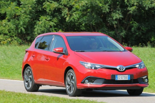 С пакета Safety Sense, фейслифтът на Toyota Auris въведе редица технологии за безопасност, включително система за предотвратяване на сблъсък, следене на лентата на движение, автоматични дълги светлини и разпознаване на пътни знаци. 

Технологията се разпознава от сензорите зад предното стъкло, пред огледалото за обратно виждане. Вътре, от лявата страна на арматурното табло, се намира бутонът за активиране на системата за предупреждение за напускане на лентата.
