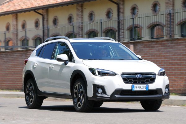 Системата EyeSight, стандартно оборудване от 2017 на Subaru XV, е една от най-сложните системи, предлагани по това време. Тя се откроява с използването на две стереоскопични камери, разположени в кабината, от двете страни на огледалото за обратно виждане. Те са почти невъзможни за пропускане: изглеждат като два малки обектива на камерата, насочени към пътя. 

Тази система управлява различните фази на шофиране изключително плавно, включително аварийно спиране и поддържане на лентата на движение.