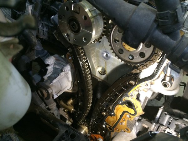 При повечето съвременни двигатели хидравлични обтегачи на веригата използват бутало с тресчотка. Това не позволява на буталото, да се върне назад, когато се е придвижило до указаното място. При 1.4 TSI буталото е свободно и при липса на налягане на маслото веригата не се опъва. Така тя може да прескочи няколко зъба на зъбното колело - например при стартиране в студено време, когато маслото се подава от помпата със закъснение. Или при паркиране на кола с ръчна скоростна кутия, не на ръчна спирачка, а на предавка.