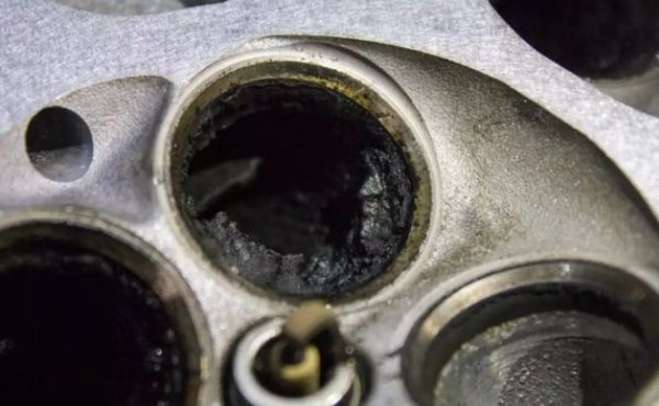 Маслото, влизащо във всмукателния тракт, се отлага върху нагретите стебла на всмукателния клапан. И тъй като горивото се впръсква директно в цилиндрите, клапаните не се измиват с бензин, както е в системите с впръскване във всмукателния колектор.

Поради отлагания по прътите клапаните губят подвижността си - понякога дори спират да се затварят напълно, което означава, че могат да изгорят. Понякога трябва да премахнете главата на цилиндъра, за да възстановите подвижността на клапаните или дори да смените клапаните и техните втулки.