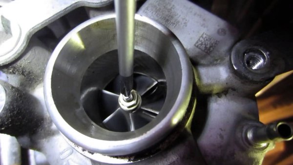 Тъй като втулката, в която се върти оста на клапана, се износва, газовете започват да проникват в процепа и се отлагат сажди. Подвижността се губи и клапанът е заседнал в една позиция, което не позволява на системата да управлява налягането. Лампичката Check Engine светва и колата започва да работи по-зле. За отстраняване на проблема трябва да се смени проблемната част от турбокомпресора.