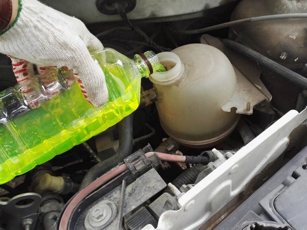 За разлика от обикновените двигатели, при които обикновено могат да протекат връзките на маркуча и тръбите, при 1.4 TSI CAXA имат места, където този проблем се проявява. Лошо е, че това трудно се открива. При пропускащ междинен охладител, например, охлаждащата течност постепенно прониква във всмукателния тракт на двигателя, но това не се вижда отвън. Причината е, че при попадане върху горещи повърхности, антифризът се изпарява бързо и проблемът е труден за откриване.