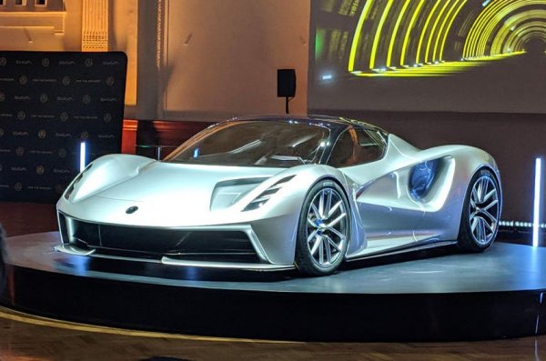 На това се казва завръщане с гръм и трясък! Evija е първият нов модел на Lotus от 12 години насам. Напълно електрически, с леко купе от карбон и с над 2000 конски сили, които го превръщат в най-мощния автомобил в света. Ще бъде произведен в едва 130 бройки.