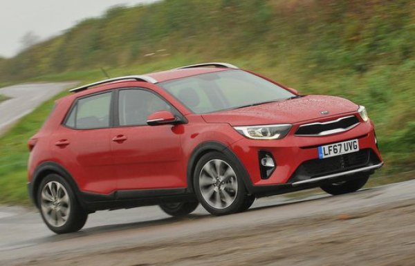 Моделите на Kia се предлагат със 7-годишна гаранция, така че покупката на едногодишен Stonic е отлично решение. Не че ще се нуждаете от тази гаранция, тъй като Stonic е сред лидерите по надеждност в своя клас, като едновременно с това се предлага и с доста богато оборудване. Претенции може да има само към твърдото му возене