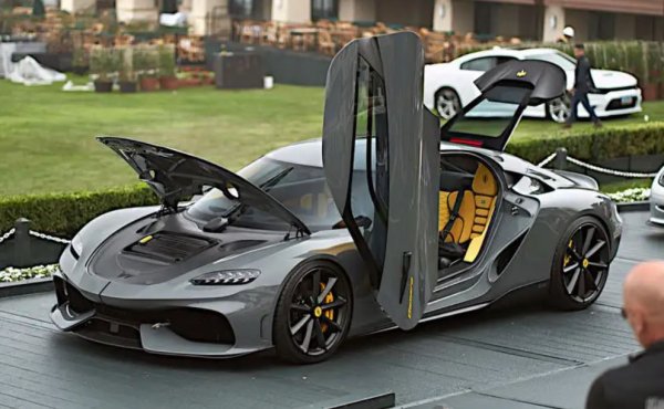 Най-стряскащото нещо за Gemera е неговият 2,0-литров трицилиндров двигател без разпределителни камери, който е част от хибридна задвижваща система, генерираща около 1700 конски сили.
Това е и първият четириместен автомобил на шведския производител на суперавтомобили и неизбежно най-дългият. Доближава се до петметровата бариера с размери от 4975 мм.
