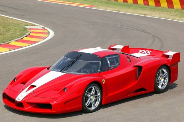 Ferrari има много модели, които не могат да напуснат границите на състезателните писти. За тази галерия обаче сме избрали FXX, създаден на базата на Enzo. От него са сглобени само 30 бройки. Последният от тях - единственият боядисан в черно, бе подарен на Михаел Шумахер през 2006 година, когато той се отказа от състезателната си кариера във Формула 1.Специално за FXX, мощността на стандартния 6.3-литров V12 двигател Enzo от 650 конски сили беше увеличена до 800. Между другото, твърди се, че освен Шумахер такова Ferrari FXX има и милиардерът Роман Абрамович.