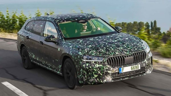 Едновременно с VW Passat ще излезе и Skoda Superb. Двата модела използват една и съща платформа и ще слязат от поточната линия в един и същи завод . За разлика от модела на VW обаче, Superb все още се предлага като седан с голям заден капак и комби. И двата варианта растат на дължина до около 4,90 метра, а багажникът побира гигантските 690 литра в случая на Superb Combi.

Ръчни трансмисии вече няма да се предлагат за модела, а само DSG. Клиентите могат да избират между три бензинови и два дизелови двигателя, нов plug-in хибрид с увеличен електрически пробег и, за първи път в тази серия, „мек“ хибрид. 