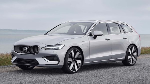 Този модел беше пуснат на пазара през 2018 г. и е ревизиран през 2022 г. Буквата S идентифицира седана, а V &ndash; комбито. Малко по-объркващи са маркировките на двигателя - B означава както бензин, така и дизел. 

Във V60 и &bdquo;всъдеходния&ldquo; V60 Cross Country има бензинови двигатели със 163, 197 и 250 к.с., докато дизелът произвежда 197 к.с. Той не е наличен в S60, който се произвежда в САЩ и е предназначен главно за местния пазар. Има и plug-in хибрид, наречен T8 със системна мощност от 455 к.с. 