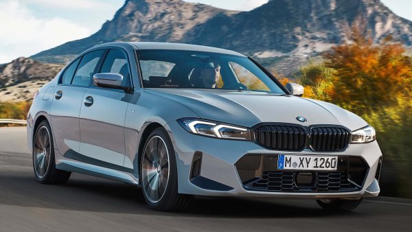 Една от най-важните серии модели на марката BMW от 1975 г. без съмнение е 3-Series. Седмото поколение е на пазара от 2019 г., а през 2022 г. получи фейслифт. Гамата включва седан и комбито, наречено Touring. 

Гамата от двигатели е огромна - от 156 к.с. в 318i до 510 к.с. в M3 Competition (бензинови) и между 150 и 340 к.с. (дизелови). Ако искате plug-in хибрид, можете да избирате между 204 и 292 к.с. 