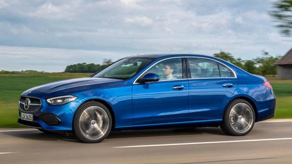 Този моделът също е истинска класика -това, което започна като 1982 в 190, се превърна в C-Class преди 30 години. Както при BMW 3-Series, опции за двигатели не липсват - 170 до 408 к.с. за чистите бензинови двигатели. Plug-in хибридите варират от 313 до 680 к.с. в C 63, докато дизелът развива от 163 до 265 к.с. Предлага се като седан и комби.