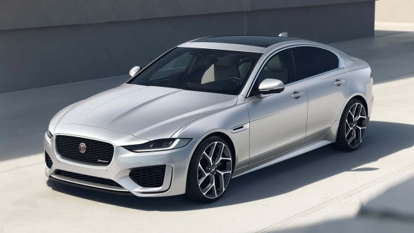 Малцина вече се сещат, че Jaguar XE все още е на пазара. Всъщност дизайнът му е някак незабележим, като моделъг е почти на 10 години. Версия комби не се предлага. Ако все още сте в настроение за британски автомобил има два бензинови двигателя съответно с 250 и 300 к.с., докато изелът предлага 204 к.с.
