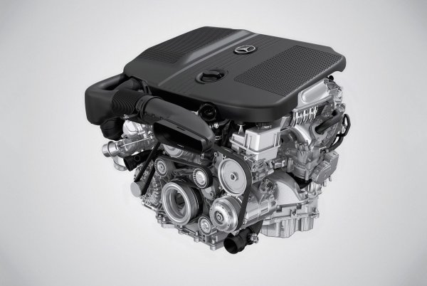 Следващият сериозен проблем бяха многобройните течове на масло поради дефекти на уплътнението. Поради конструктивните характеристики на двигателя и недостатъчната плътност на гарнитурите, възникваха ситуации, когато маслото буквално изтичаше, замърсявайки двигателното отделение и създавайки допълнителни рискове от повреди на вътрешните механизми:

•	Замърсените компоненти ускоряваха износването на триещите повърхности.

•	Получените петна от масло могат да доведат до пожар, ако течност попадне върху горещите елементи на колата.

•	Редовната смяна на уплътненията също се оказа много скъпо удоволствие.

Всичко това доведе до значителни допълнителни разходи за собствениците на автомобили с двигател OM651.
