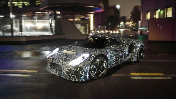 С отложен дебют за септември (благодарение на коронавируса), Maserati MC20 бележи завръщане към средноразположения двигател. Според слуховете, тази секси двувратка ще изстиска 600 коня от V6 с двойно турбо. Друго не е известно за MC20, като се изключи факта, че италианският автомобилен производител го смята за духовен наследник на митичното MC12.