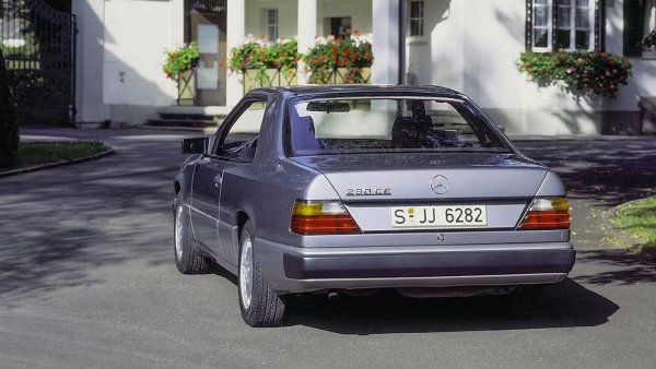 През целия си живот моделът W124 Mercedes-Benz E-Class се предлага като  купе, кабриолет, комби или седан, с различни задвижвания за всяко ниво на оборудване. Една от най-търсените версии на W124 е известна като Hammer, с 6.0-литров V8, който произвежда 375 к.с., може да го изстреля до 100 км/ч за по-малко от 5 секунди.

Това безспорно е един от най-готините модели на Mercedes-Benz, правени някога, но най-добрата част от него е неговата надеждност. От всички опции за двигатели, произведени за този автомобил (всички редови 4-цилиндрови и редови 6-цилиндрови - както бензинови, така и дизелови - с изключение на V8 на Hammer), най-надеждните опции са тези, произведени преди 1993 г. В този момент Mercedes-Benz започна да произвежда кабелния си сноп от биоразградим материал, който се нуждае от подмяна в бъдеще.
