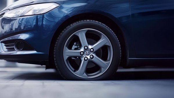 Каучукът остарява във всеки случай. Това се дължи на естествения процес на окисление на полимерите в гумите. Но ако колата стои дълго време, натоварването върху гумите е концентрирано в една точка. Така нареченото "сплескване" или образуването на равни площи се случва. При следващото пътуване това ще се прояви под формата на вибрации и неравномерно сцепление на пътя.

Проблемът се изостря през зимата и лятото: температурните промени, влагата или прегряването водят до ускорено стареене на каучука. Бъдете внимателни - дори ако гумите са визуално в ред, загубата на еластичност и сцепление може да направи шофирането по-малко безопасно.
