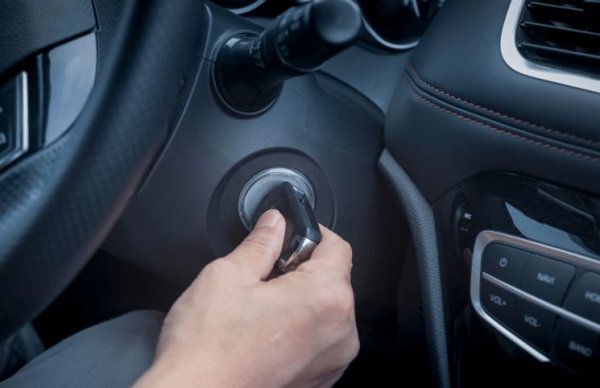 Двигател без масло е кошмар. По време на работа моторното масло смазва всички движещи се части на двигателя. При дълъг престой той постепенно слиза в картера, оставяйки метални повърхности без защита. Това е особено критично при стартиране за първи път след паркиране - за няколко секунди двигателят работи "на сухо", докато помпата изпомпва маслото обратно в системата. По това време износването на компонентите на двигателя се увеличава многократно.

Освен това, продуктите от горенето, киселините и влагата се натрупват в отпадъчното масло. Ако не е било променено дълго време преди прекъсване, тези вещества започват да корозират вътрешните елементи на двигателя. С течение на времето могат да се появят корозия, отлагания и дори задържания по стените на цилиндрите.
