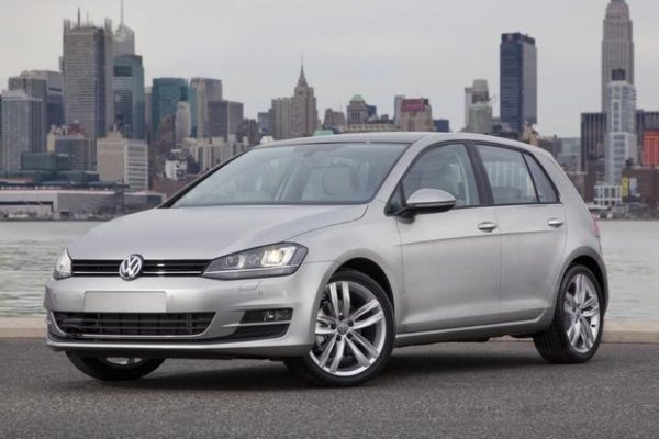Убедителният лидер в клас, който дори носи негово име. Всяко поколение на Golf вдига летвата за конкурентите, което донякъде определя високата му цена на пазара на автомобили втора употреба. Нека сравним VW Golf с 1,4-литров TSI и роботизирана DSG-скоростна кутия с лифтбека Skoda Octavia със същия мотор и трансмисия. 
