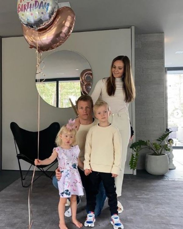 Световният шампион от 2007 г. е женен за фитнес-модела и бивша стюардеса Минту Виртанен. Двамата узакониха отношенията си през 2016 г., след като вече имаха един син – Робин. Той е роден през 2015 г., а през 2017 г. се появи и сестричката му Риана.

За тима на Alfa Romeo се състезава и италианецът Антонио Джовинаци, който признава, че има сериозна приятелка, но всички опити на медиите да разберат коя е тя, удрят на камък.