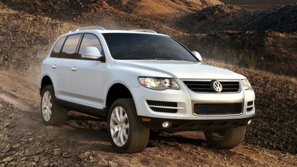 Основният проблем е износването на цилиндрите, което бързо води до чудовищен разход на масло. Това започва още на 80 000-100 000 км, особено ако смяната на маслото е рядка или се използва нискокачествено гориво. Компресията спада, появява се син дим и маслото започва да се губи с литри.

Директното впръскване е не по-малко проблематично: инжекторите са чувствителни към горивото, свещите и клапаните бързо се покриват с нагар, а горивната помпа губи ефективност. Всичко това причинява грешки в смесването и детонация.

Ангренажните вериги също се считат за слабо място, тъй като започват да се разтягат след 100 000-120 000 км, а подмяната им е сложна и скъпа.
