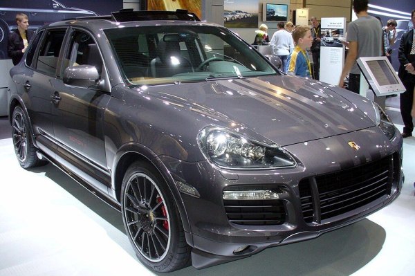 Основната грешка на инженерите е в дизайна на блока. С течение на времето се развива корозия между алуминия на блока и цилиндровите втулки, което води до буквално отлепване на стените на цилиндрите и образуване на ожулвания.

Проблемът се проявява като характерен метален тракащ звук, дим от ауспуха и висок разход на масло, често още на 100 000-150 000 км.
