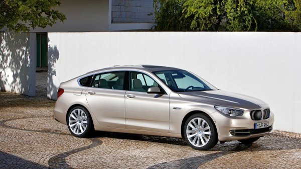 Първоначалната идея изглеждаше брилянтна: компактно монтиране на турбокомпресорите във V-образната част на цилиндровия блок. Това намали турбо дупката и направи реакцията на двигателя впечатляващо жива. Зоната на турбокомпресора обаче се превърна в източник на прегряване, "изпържване" на съседни компоненти, което предопредели много от проблемите на двигателя.

Основният проблем на N63 е катастрофалният разход на масло. Причините са бързо износващи се уплътнения на клапаните поради прегряване и коксуване на буталните пръстени.

Проблемите започват да се появяват още на 60 000-80 000 км, а основен ремонт често се налага на 120 000-150 000 км. Екстремната топлина също така уврежда изолацията на кабелите и сензорите.
