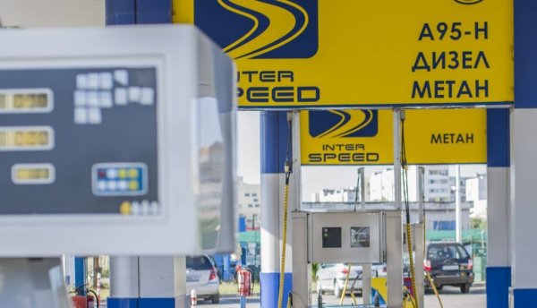 На теория е така: цените на петролния и природния газ са доста по-ниски от тези на традиционните горива - отчасти защото производството им е по-евтино, отчасти и заради данъчната политика на станите от ЕС, които ги насърчават. У нас към края на август литър бензин А95 струва средно 1.80 лева, дизелът е 1.83, докато пропан-бутанът е 0.85 лева, а метанът - 1.20 лева за кг. Вярно е, че колите на газ харчат средно с 10% повече, отколкото на бензин. Но пак цената на километър пробег е доста по-ниска. 
Когато си правите сметката, трябва да отчетете обаче всички фактори. Самата газова уредба за LPG не е евтина - от минимум 600 лева за бюджетния клас до над 2700 лева за висок клас италианска за по-мощни модели. Цената за метановата тръгва обикновено над 1200-1300 лева. 
