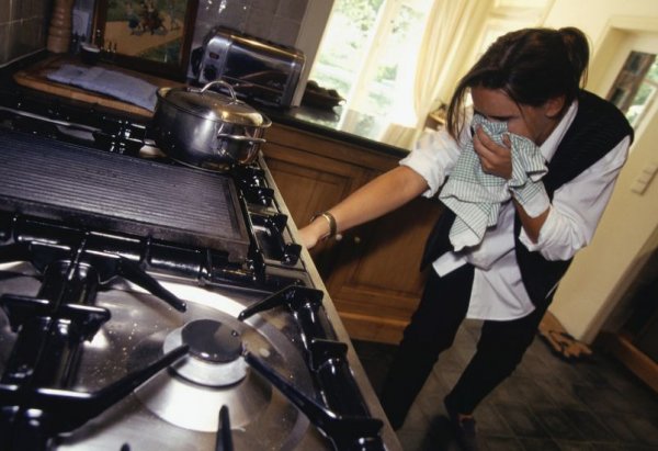 Всъщност нито природният газ, нито пропан-бутанът имат забележим мирис. Тъкмо заради това при производството им се добавят "ароматизатори". Най-често за целта се използва етантиол, наричан често и етил меркаптан (CH3CH2SH). На него дължим неповторимия дъх на развалени яйца. 
