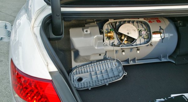 Всъщност бутилката никога не бива да се пълни догоре, защото при топлинно разширение на газа може да се пръсне. Винаги се оставят около 15% резерв, за което се грижи специалният мултиклапан. 
В Европейския съюз обикновено този резерв е отчетен от производителя и на резервоара е изписан реално ползваемият, а не пълният обем. 
