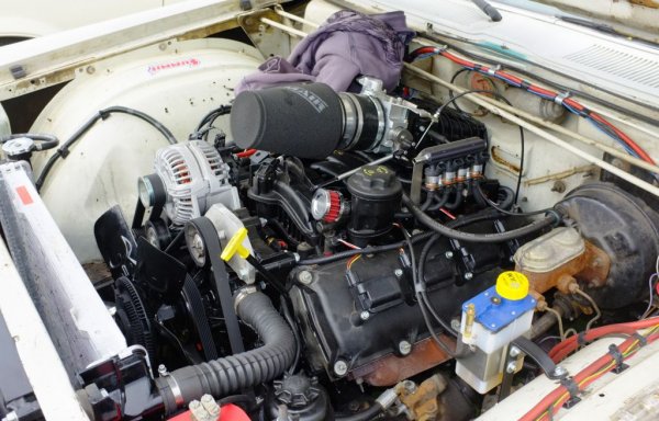 Това е мит: не го удължава. Но не са верни и повечето апокалиптични предупреждения, че може да го съкрати. 
Както всяко нещо в живота, замяната на бензина с пропан-бутан носи плюсове в някои сфери (по-благоприятна е за буталата) и минуси в други (не е добра за клапаните, защото газът изгаря по-бавно, догарянето протича при отворени клапани и те се нагряват доста повече). 
