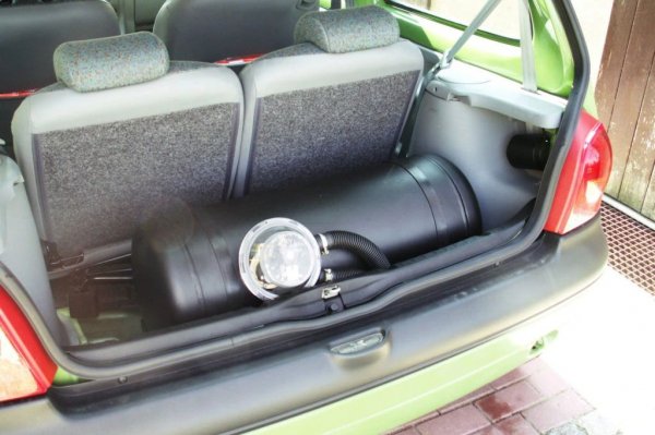 Разбира се, че да. Нищо не може да укроти гордия изобретателски дух, така че не бихме се учудили да видим и някоя Tesla с газова уредба. Но, извън кръга на шегата, не за всеки автомобил има смисъл да правите подобна инвестиция. При по-малките коли така или иначе разходът не е толкова висок, че да я осмисля, а загубата на товарен обем от бутилката е сериозен фактор. Припомняме също, че влизането в затворени и подземни паркинги е забранено за автомобили с газова уредба. Преценете колко често ви се налага и дали жертвата си струва. 
