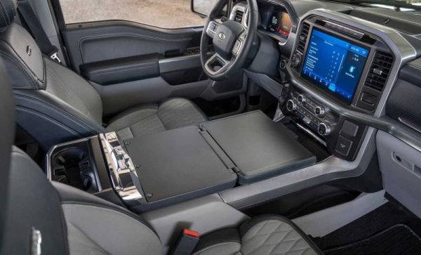 Актуалната версия на F-150 започва в САЩ от 29 290 долара, или около 48 300 лева. Това е по-евтино от почти всички предлагани в България по-малки пикапи - и, за разлика от тях, включва не някой 1.6-литров дизелов двигател, а истински 3.3-литров V6 с 290 конски сили мощност. Включва също 10-степенен автоматик, мултимедия SYNC четвърто поколение с 8-инчов екран, климатик и още доста глезотии.
