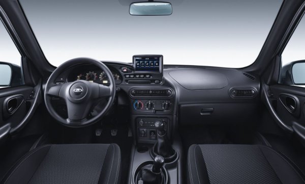 Доста повече бихме искали обаче да видим дългоочакваната "нова Нива". Наречена Niva Travel, тя е разработена вече изцяло под шапката на Renault и изглежда доста по-съвременно. Без обаче това да се е отразило твърде на цената, защото базовата Travel тръгва от 796 000 рубли - към 17 900 лева. Все така ползва стария и муден 1.7-литров двигател (80 конски сили), но си има адекватен интериор, климатик и съвременна мултимедия. А също пълноценно 4х4 и 22 см минимален просвет.
