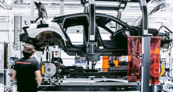 Определението "свръхмодерна" не трябва да ви подвежда: тази фабрика действително е високо автоматизирана, с роботи от последно поколение. Но на всеки етап от производството се изисква и ръчната работа на високо квалифицирани майстори. "Истината е, че създаването на един автомобил все още изисква човешки умения и сръчност", обяснява шефът на фабриката Волфганг Шанц .
