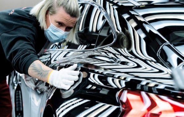 Добър пример е финалният оглед: всеки завършен автомобил се осветява със специална светлина. Но е необходимо тренирано човешко око, за да засече възможни проблеми с лаковото покритие. Финалната проверка обхваща също всички сглобки и заварки в автомобила, както и измерване на всички фуги между панелите - същото свръхвнимание към детайла, което получава и Audi R8. 
