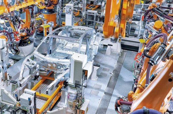 Геометрията на автомобила се създава от специални окомплектовъчни машини, които събират заедно по-големите компоненти от корпуса. В обикновените фабрики се ползват по два такива "фреймъра", наредени един след друг по поточната линия. Но тук "фреймърът" е един - двоен. Той действа на две последователни стъпки: първо монтира и напасва панелите от вътрешната страна, след това - тези от външната. Работата се извършва от десет робота, които ползват 32 различни инструмента, и ги сменят в хода й. Отстрани изглежда почти като танц. 
