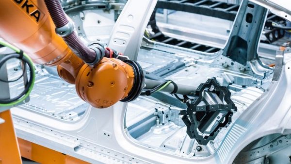 След като корпусът е факт, автомобилът се придвижва до следващата станция, където два робота с две оптични глави правят прецизни измервания в 350 различни точки, за да се уверят, че всичко си е точно на мястото. Това е несравнимо по-бърз и точен метод от използваното в миналото машинно мерене. 
Събираните от роботите свръхпрецизни данни дават възможност да се реагира и при най-малките отклонения. След като машините извършат огледа, отстъпват ред на хората, които ще довършат заваряването - майстори с дългогодишен опит, натрупан върху Audi R8. 
