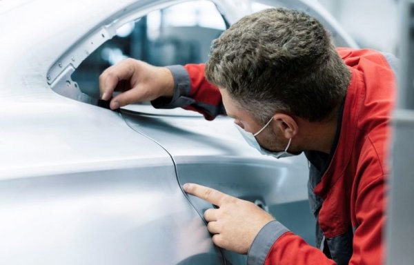 След като основният корпус е завършен, идва ред на монтирането на калници, врати, преден и заден капак, брони. Целта тук е идеално равни празнини между отделните панели. За да се постигне тази маниакална точност, всички повърхности трябва да са идеални. И тук машинният контрол е последван от човешки. Има например майстор на килими, който проверява всички тапицерии ръчно. 
