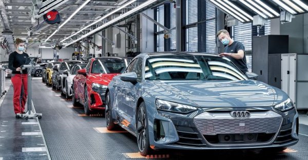 Любопитно е, че електрическото е-tron GT quattro и бензиновото Audi R8 се правят на една и съща поточна линия, едновременно и в разбъркан ред. Това увеличава броя на работните цикли от предишните 16 до 36. Но работата е координирана толкова внимателно, че грешки и обърквания не са се случвали. Това не е изненада, защото всяка нова производствена процедура първо се тества във виртуална реалност. Всъщност е-tron GT е първият автомобил в историята, чието производство е планирано без създаването на физически прототипи - само с виртуални. 
