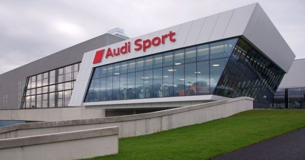 Ключовият момент от сглобката е т. нар. "сватба", когато корпусът на Audi e-tron GT quattro се събира с батерията, електромоторите и окачването. Конвейр доставя компонентните по задвижването под корпуса с точност до 1 милиметър. След това самопозициониращи се автоматични "отвертки" прикрепват двете части една към друга, насочвани и контролирани от хора. 
На снимката: фабриката в Бьолингер Хьофе отвън
