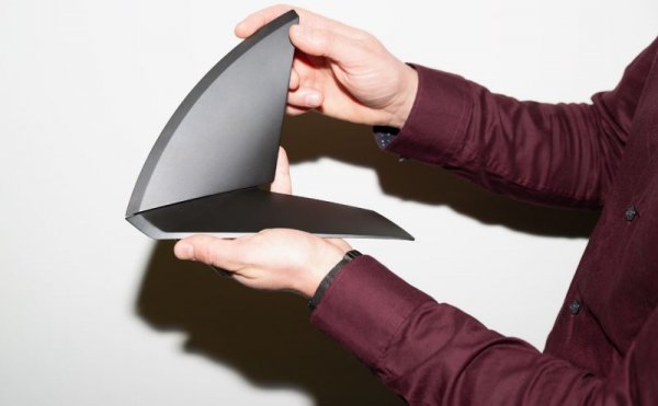 Поточната линия разполага и със свои 3D принтери, които улесняват процесите. По много от станциите й вече се използват специално разработени инструменти, които правят работата по-ергономична. Много от тях са създадени по идея на самите работници. Заводът си има свой център на 3D принтиране, разработен съвместно с един берлински стартъп в тази област. 
