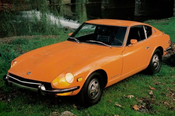 Японските автомобили са неизменна част от поредицага.  В предишните части на франчайза, в сцените със състезания и преследвания, можете да видите Toyota Supra Mk4 и Nissan Skyline GT-R. Новият филм се появява друг легендарен японски спортен автомобил - Datsun 240Z, който изглежда много впечатляващо благодарение на необичаен бодикит и турбини с въздушен вентилатор, показани на капака. 