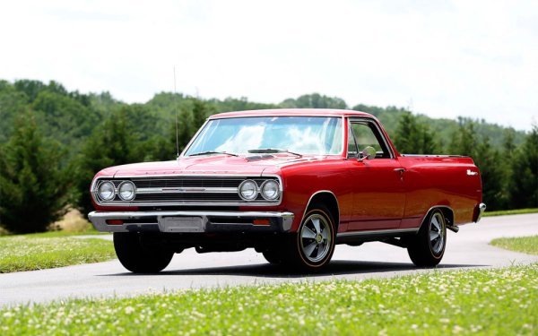 Скандалът между Вин Дизел  и Дуейн Джонсън &ndash; Скалата,  приключи с това, че последният беше заменен във филмовата сага от друга звезда на кеча &ndash; Джон Сина. Той дебютира в &bdquo;Бързи и яростни 9&rdquo;, като ще участва и в новата серия. Неговият герой Джейкъб Торето (по-малкият брат на Доминик) ще кара Chevrolet El Camino, който е хибрид на кола и пикап. В случая автомобилът се отличава от стандартния модел и по наличието на компактна ракетна установка.