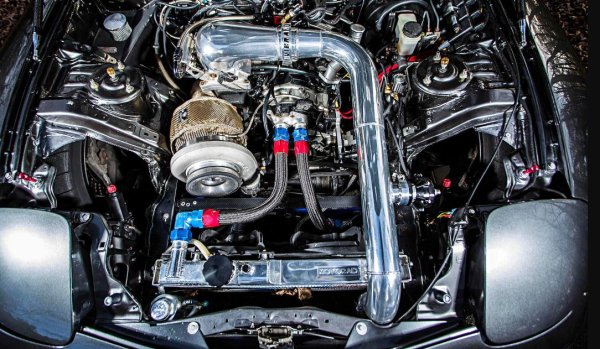 Ротационният двигател, захранващ Mazda RX-7, е най-малкият от агрегатите в този списък. Въпреки това, в напълно надстроена форма, той може да произведе около 1000 к.с. Макар да е малко темпераментен, той е уникално тунинг чудовище и такова, което звучи невероятно. За щастие, оптимистично настроените фенове на модификациите подсилват двигателя от три ротора на четири за по-уникален и по-силен звук и по-бърза реакция  повишиха прогнозата и увеличиха двигателя от 3 ротора на 4 ротора за по-уникален, по-висок тон и по-бърза реакция.
Също така може да увеличите мощността до над 1500 к.с. с правилната конструкция, като доказателство за това е Mazda RX-7 с двигател с четири ротора.
