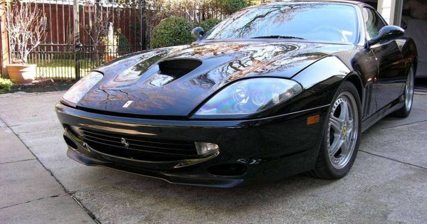 Преди да вземе GT3 RS, Еди се подвизаваше по пистите с това черно Ferrari, оборудвано с предпазна клетка, състезателни седалки и още доста добавки към оригиналната италианска технология. 
