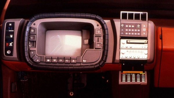 Преди време всеки екран, поставен в автомобила, му придава футуристичен вид. Така е и с концепта Mazda MX-81, представен през 1981 г., който има монитор в центъра на волана. Последният, между другото, е създаден от един вид "колан", който се върти около споменатия екран. Оригинално решение.