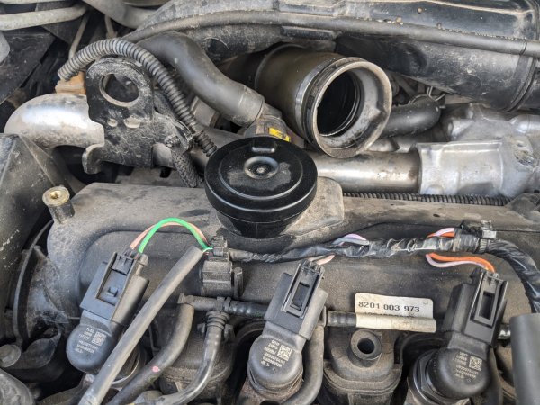 Картерните газове са продукти от горенето на сместа въздух-гориво, които са пробили през буталните пръстени. Те са много токсични, по-мръсни от изгорелите газове, защото са се образували на места с лоши условия на горене. И въпреки всички маслени сепаратори, те съдържат микроскопични капки моторно масло.

В продължение на много десетилетия картерните газове по причини, свързани с околната среда, не се изпускат в атмосферата, а се смесват с въздуха, влизащ във всмукателния отвор на двигателя. И тези газове замърсяват всичко по пътя си.

Първото нещо, което страда, е дроселът. Черно маслено вещество покрива дроселовата клапа, обездвижва я и пречи на нейното функциониране. И ако задвижването на амортисьора е механично, тогава отлаганията от картерните газове нарушават работата на управлението на въздуха на празен ход.

Движещите се картерни газове допълнително замърсяват всмукателния колектор и понякога парализират работата на системата за промяна на дължината на всмукателния тракт или работата на вихровите клапи.

Е, ако двигателят има директно впръскване на гориво, където струите бензин от инжекторите не измиват всмукателните клапани, тогава плочите и стеблата на клапаните са покрити с дебел слой сажди. Известни са случаи, когато въглеродните отлагания върху пръта не позволяват на клапана да се затвори, което води до неговото изгаряне.

Има няколко начина за борба със замърсяването от картерни газове. Нека започнем с факта, че двигател със заклещени пръстени има огромно количество картерни газове. Тук можете да опитате да декарбонизирате пръстените и ако това не помогне, тогава двигателят трябва да бъде разглобен, дефектен и ремонтиран.

Трябва също така да поддържате масления сепаратор в добро работно състояние и чист, както и да сте сигурни, че клапанът, който контролира потока на картерните газове, е в добро състояние.

Корпусът на дросела и контролът на оборотите на празен ход трябва да се промиват редовно. Ако двигателят има директно впръскване на гориво, периодично трябва да сваляте всмукателния колектор и да го измивате, както и всмукателните клапани.

