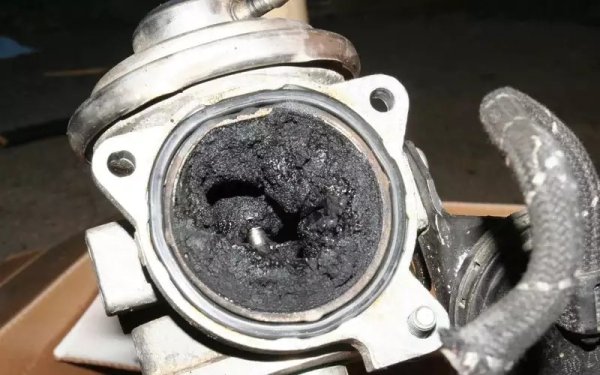 Рециркулацията на отработените газове при работещ двигател не вреди на чистотата на двигателя. Но ако неговият клапан, поради замърсяване, започне да се „заблуждава“, като не се затваря напълно в необходимите режими, тогава излишните отработени газове ще доведат до замърсяване на всмукателния тракт. Изправността и чистотата на клапана, както и целия EGR тракт, трябва да се следи внимателно и своевременно да се обслужва или ремонтира.
