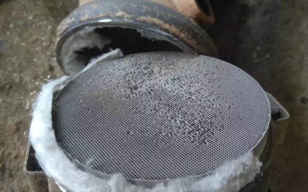 При съвременните двигатели катализаторът е разположен много близо до изпускателните клапани. Следователно разрушаването му с образуването на керамичен прах може да доведе до навлизане на керамични частици в цилиндрите. Това ще доведе до бързо износване на групата цилиндър-бутало, а след това и на целия двигател. Факт е, че маслото ще разпространи абразивните керамични частици, които влизат в него по всички триещи се двойки.

Такова аварийно замърсяване може да бъде забавено възможно най-много чрез зареждане на автомобила ви с висококачествено гориво. Ако катализаторът на вашия автомобил е известен като ненадежден, състоянието му трябва периодично да се проверява с помощта на ендоскоп.




