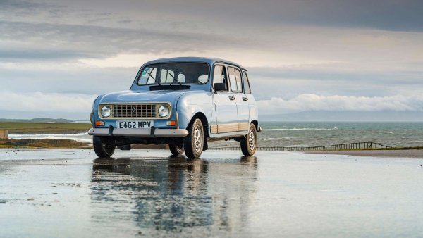 Още едно Renault, което е по-бавно от Clio Williams. След повече от 8 млн произведени бройки този модел би трябвало да се намира по-лесно отколкото хот-хеча. Това е първият автомобил на марката с предно предаване, а здравата конструкция и впечатляващ дизайн го превръщат в класика.